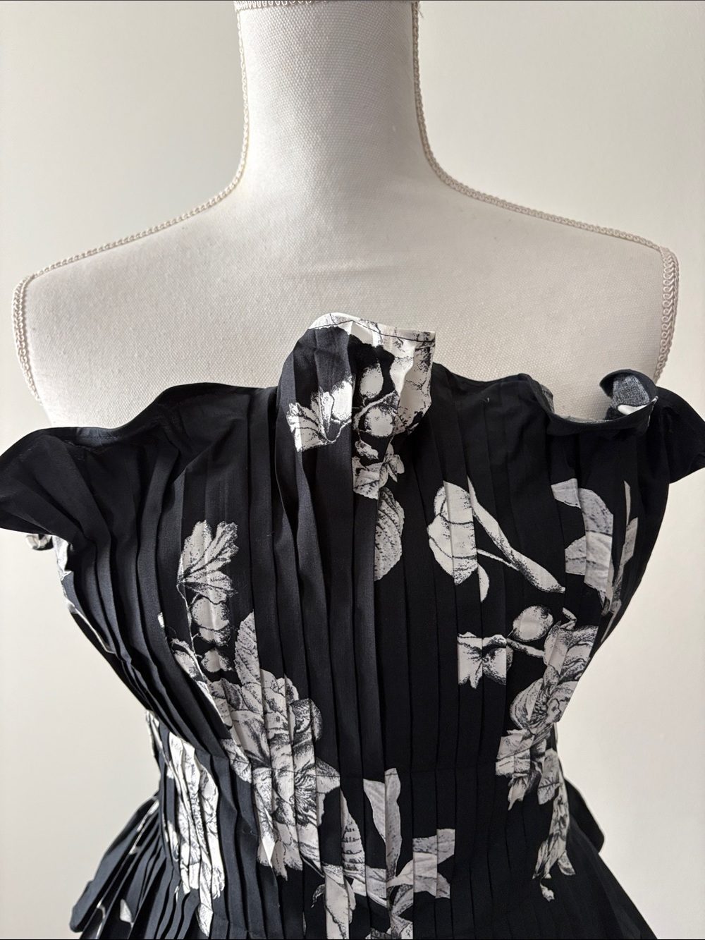 White House Black Market Black and White Floral Pleated Camisole - Picture 3 of 5